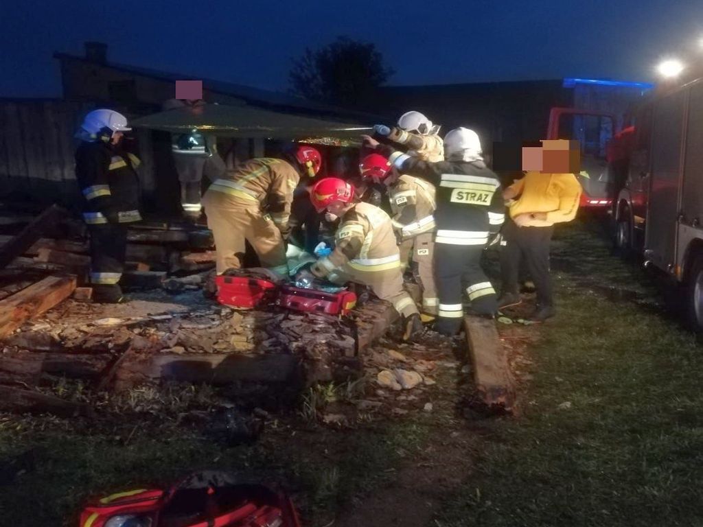 kpp staszów, psp staszów, wypadek, gospodarstwo, rozbiórka, dom, przygnieciony