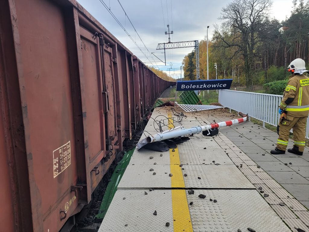 służby ratunkowe, wypadek, tory kolejowe, przejazd kolejowy, zderzenie, pociąg, ciągnik, przyczepa