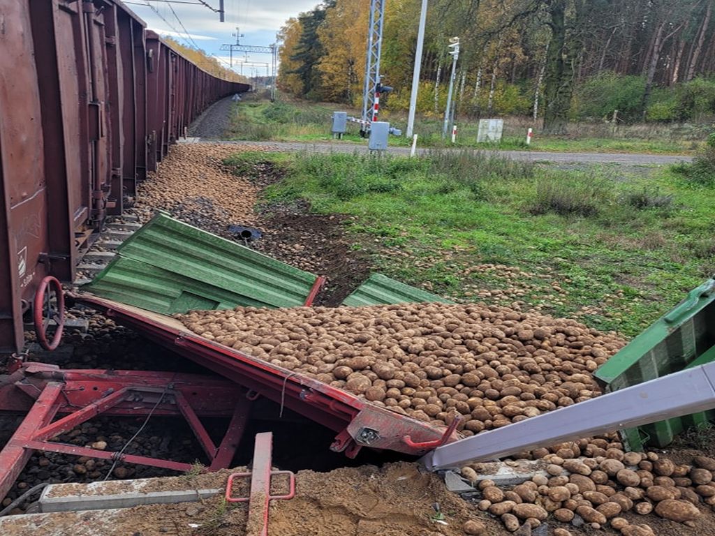 służby ratunkowe, wypadek, tory kolejowe, przejazd kolejowy, zderzenie, pociąg, ciągnik, przyczepa