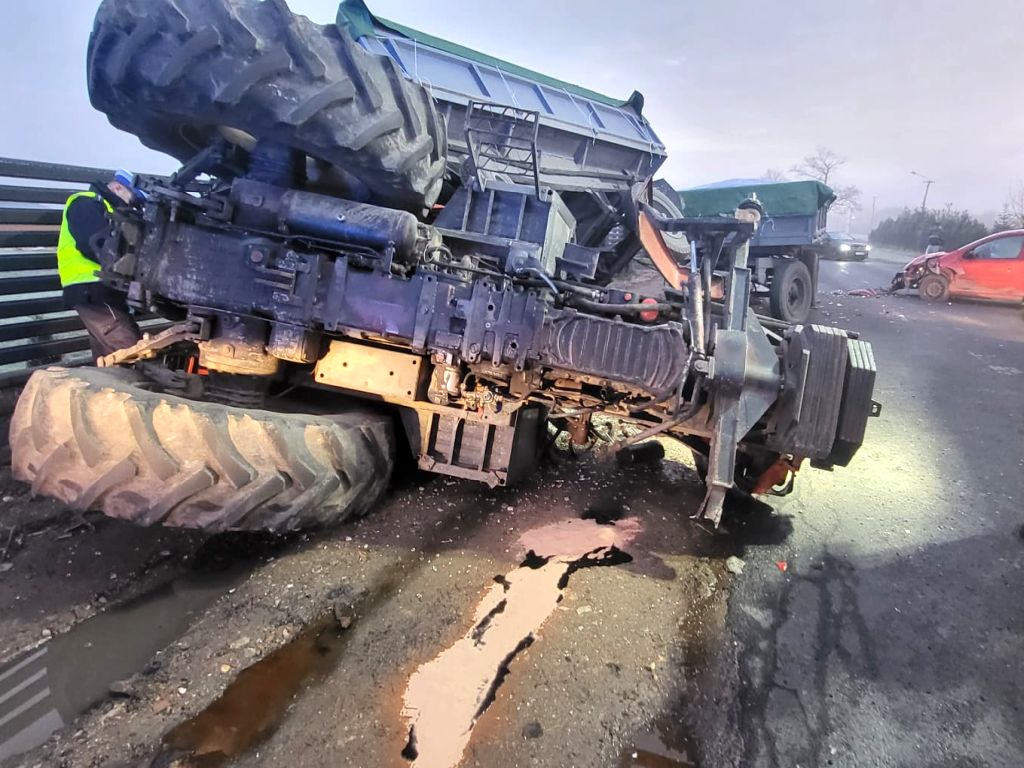 kpp inowrocław, kp psp inowrocław, wypadek, zdarzenie drogowe, zderzenie, ciągnik, przyczepy, auto, ranni