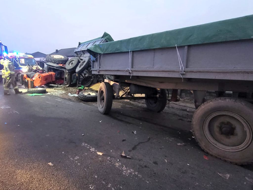 kpp inowrocław, kp psp inowrocław, wypadek, zdarzenie drogowe, zderzenie, ciągnik, przyczepy, auto, ranni