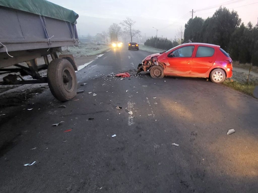 kpp inowrocław, kp psp inowrocław, wypadek, zdarzenie drogowe, zderzenie, ciągnik, przyczepy, auto, ranni
