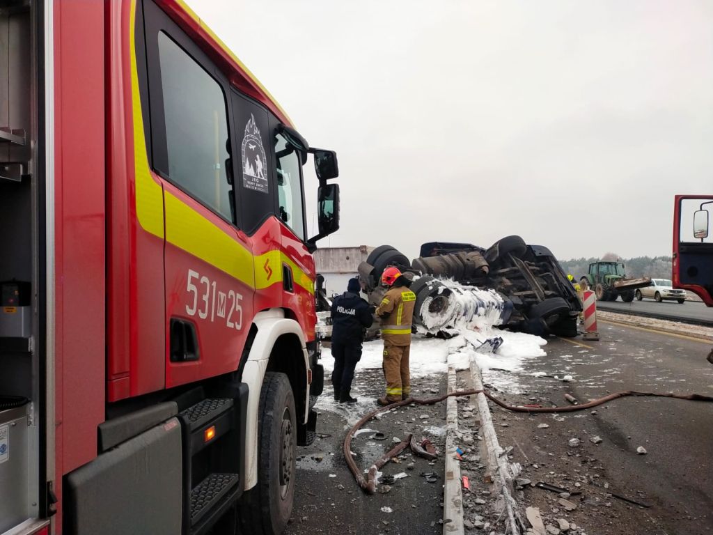 kp psp nowy dwór mazowiecki, ciężarówka, naczepa, wypadek, zdarzenie drogowe, auto, jabłka