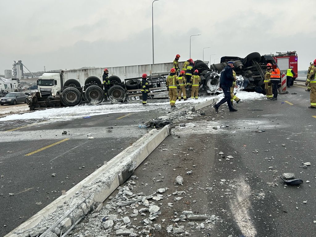kp psp nowy dwór mazowiecki, ciężarówka, naczepa, wypadek, zdarzenie drogowe, auto, jabłka