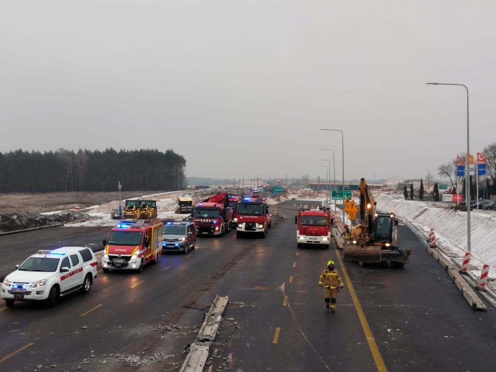 kp psp nowy dwór mazowiecki, ciężarówka, naczepa, wypadek, zdarzenie drogowe, auto, jabłka