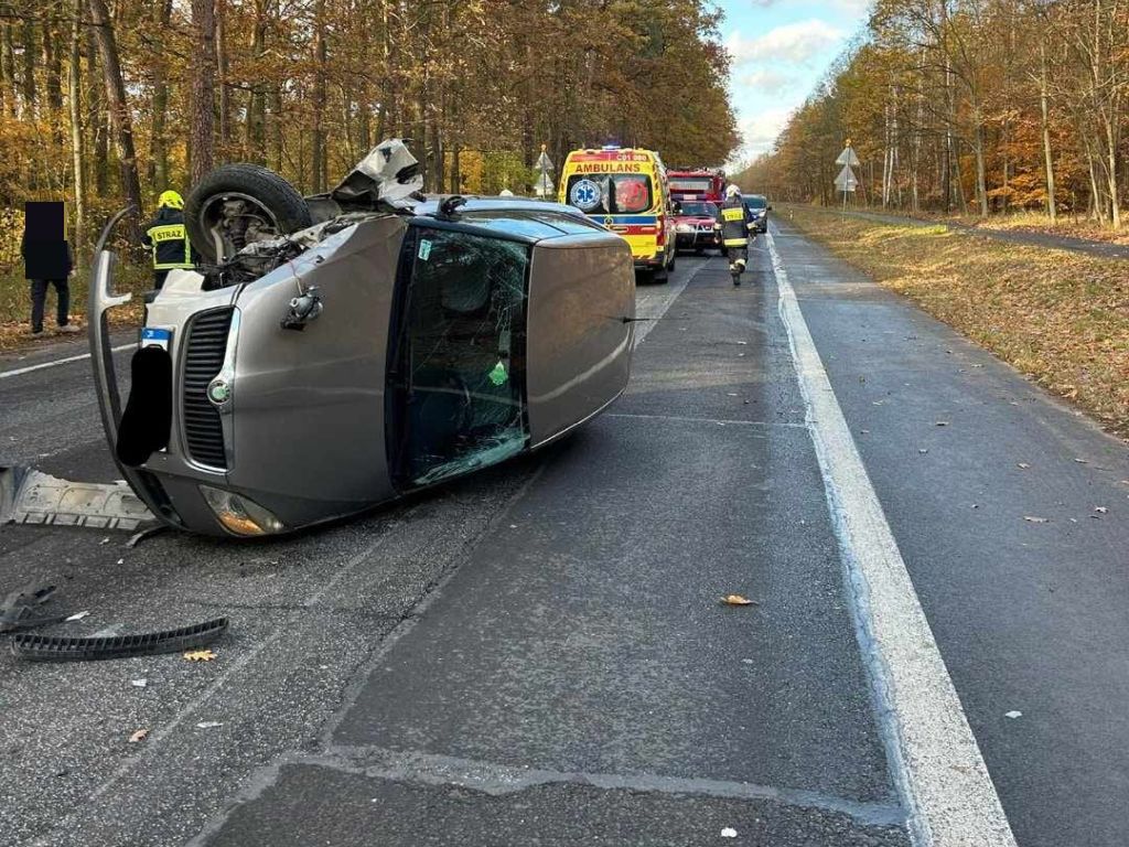 km psp toruń, kmp toruń, kolizja, zdarzenie drogowe, zderzenie, auto, kombajn, wyprzedzanie