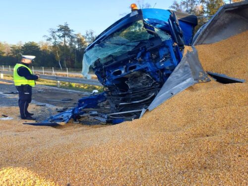kpp garwolin, droga ekspresowa, kolizja, zdarzenie drogowe, zderzenie, ciężarówka, kukurydza, transport kukurydzy
