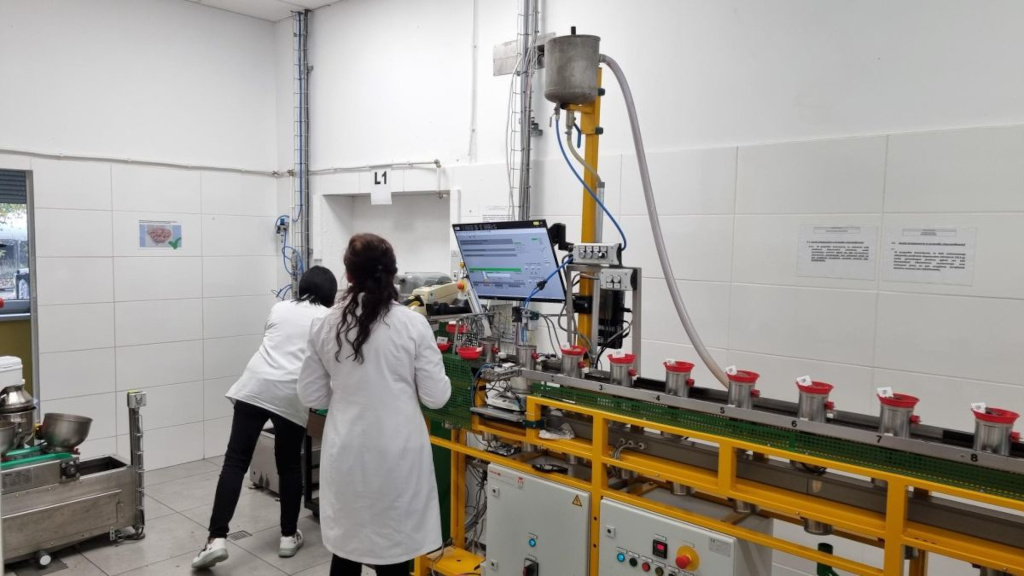 laboratorium, KGS S.A., pracownicy