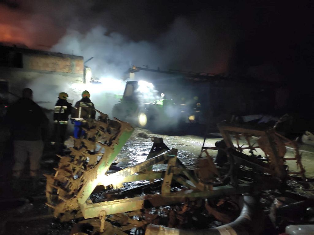 kp psp bochnia, gospodarstwo, pożar, ewakuacja, martwe zwierzęta, akcja gaśnicza, osp