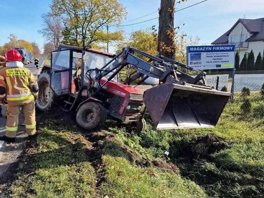 kpp przasnysz, kp psp przasnysz, kolizja, zdarzenie drogowe, zderzenie, ciągnik, osobówka, auto, pijany traktorzysta
