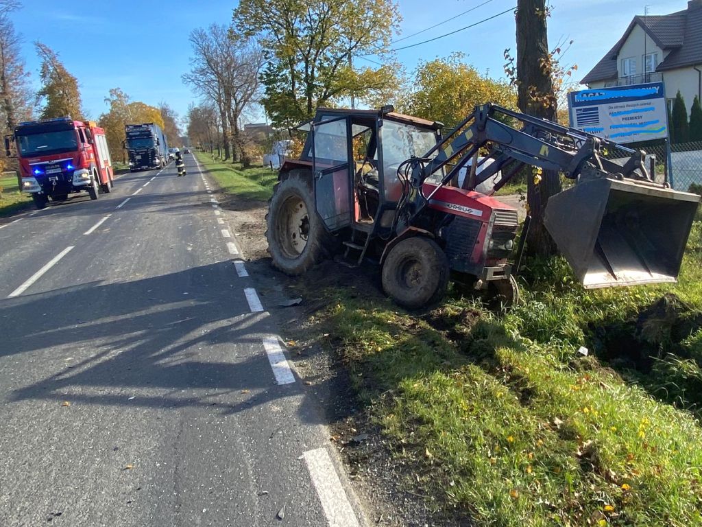kpp przasnysz, kp psp przasnysz, kolizja, zdarzenie drogowe, zderzenie, ciągnik, osobówka, auto, pijany traktorzysta