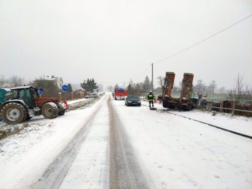 kpp opatów, zdarzenie drogowe, zderzenie, wypadek, ciężarówka, laweta, ciągnik