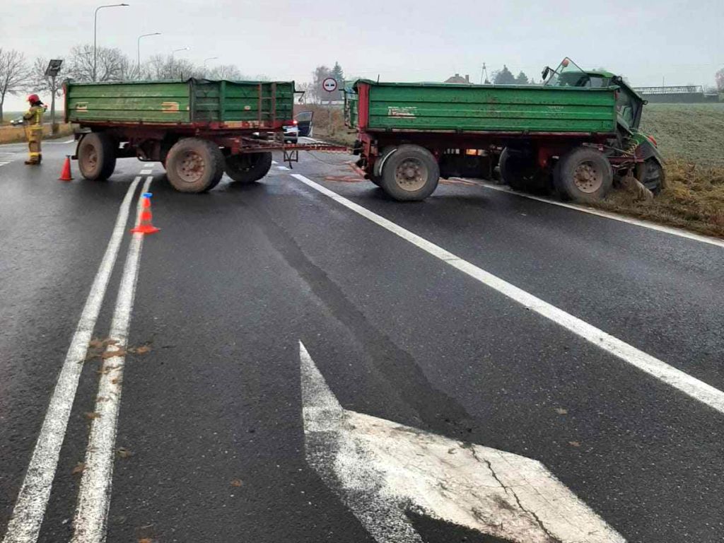 kpp kościan, zdarzenie drogowe, zderzenie, kolizja, auto, osobówka, ciągnik