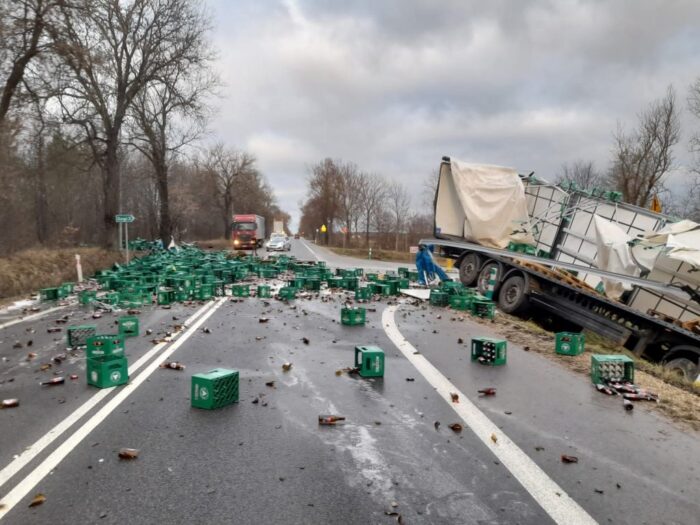 kolizja, ciężarówka, rów, sarna, zdarzenie drogowe, piwo, przewóz piwa