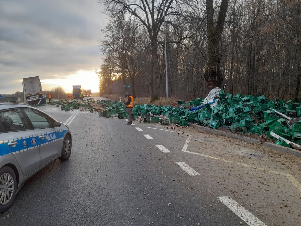 kolizja, ciężarówka, rów, sarna, zdarzenie drogowe, piwo, przewóz piwa
