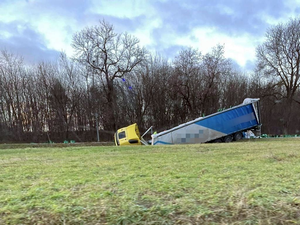 kolizja, ciężarówka, rów, sarna, zdarzenie drogowe, piwo, przewóz piwa