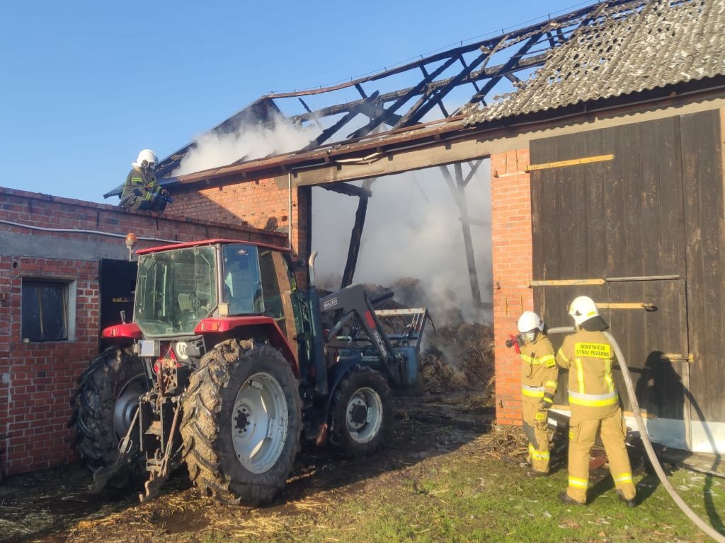 kp psp jarocin, gospodarstwo, pożar, stodoła, akcja gaśnicza