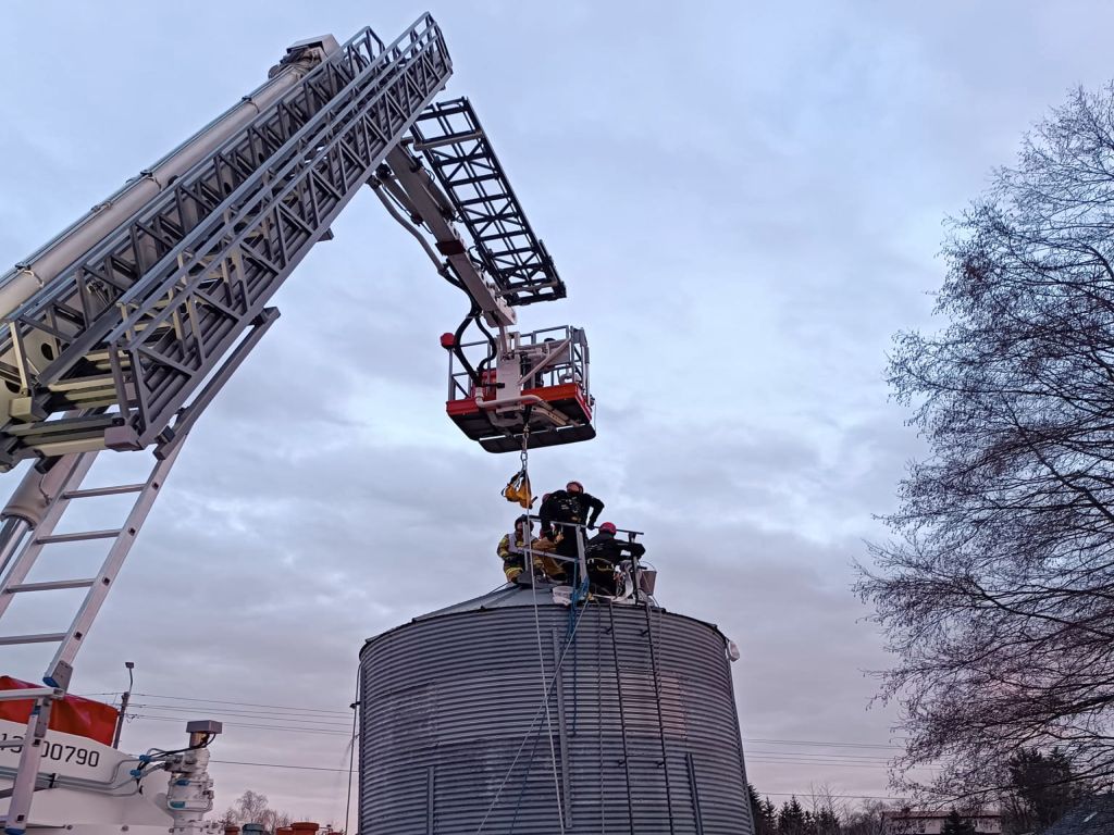 akcja ratunkowa, mężczyzna, przysypany, zboże, silos