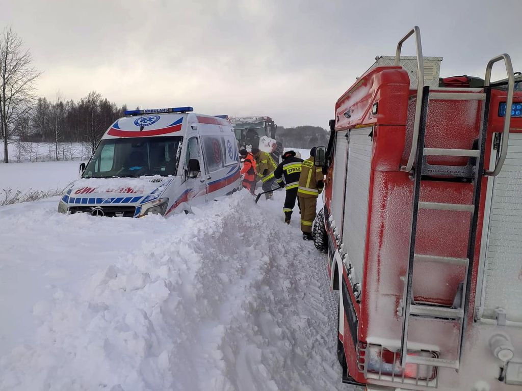 druhowie, strażacy-ochotnicy, ciągnik, akcja, karetka