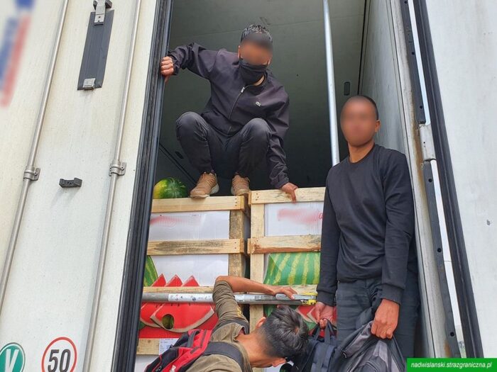 nosg, ciężarówka, arbuzy, imigranci