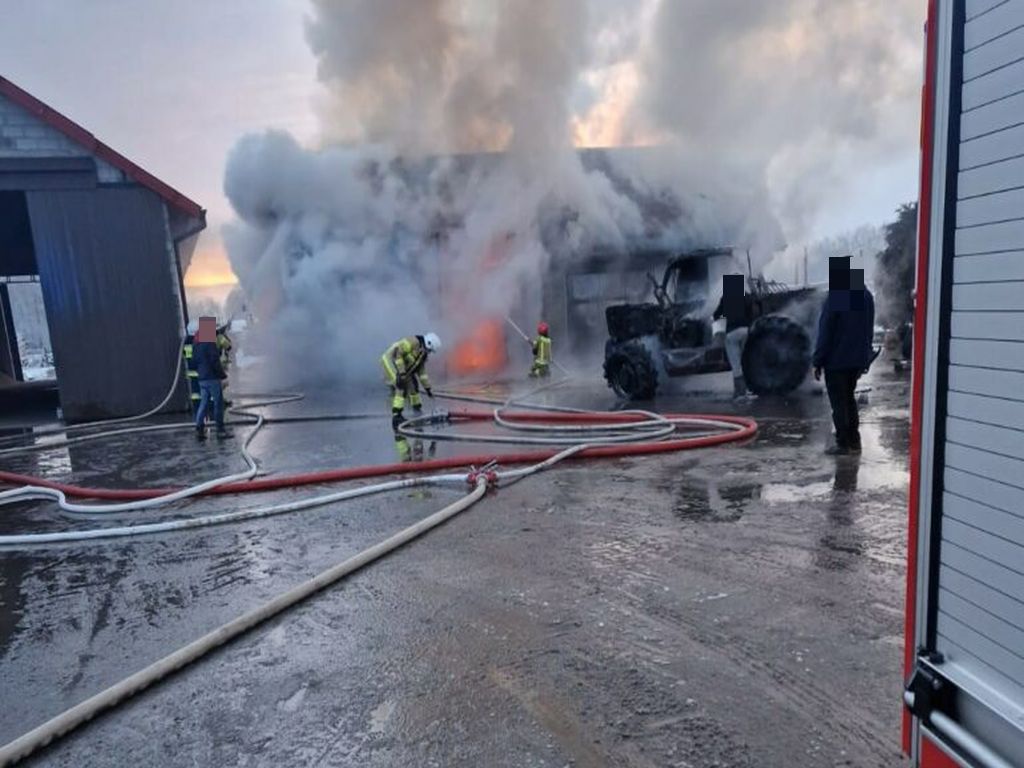 kp psp parczew, pożar, garaż, ładowarka
