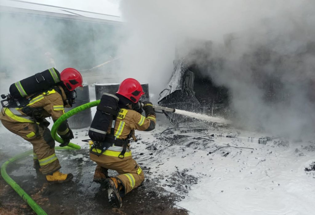 pożar w gospodarstwie, magazyn paliwowy, zbiorniki z paliwem
