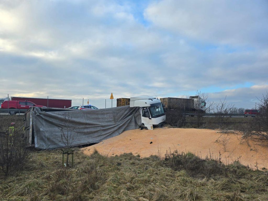 wypadek, zdarzenie drogowe, ciężarówka, kukurydza