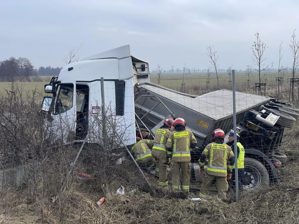wypadek, zdarzenie drogowe, ciężarówka, kukurydza