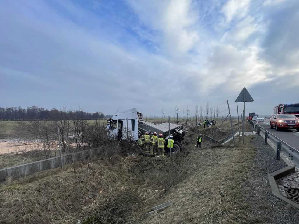 wypadek, zdarzenie drogowe, ciężarówka, kukurydza