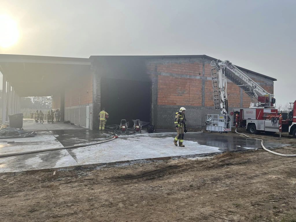 kp psp śrem, pożar, hala garażowa, ciągniki