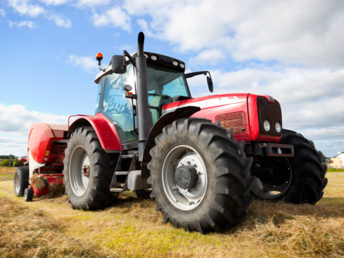Zderzenie pojazdów było tak silne, że traktor rozpadł się na dwie części, a auto osobowe wpadło do rowu