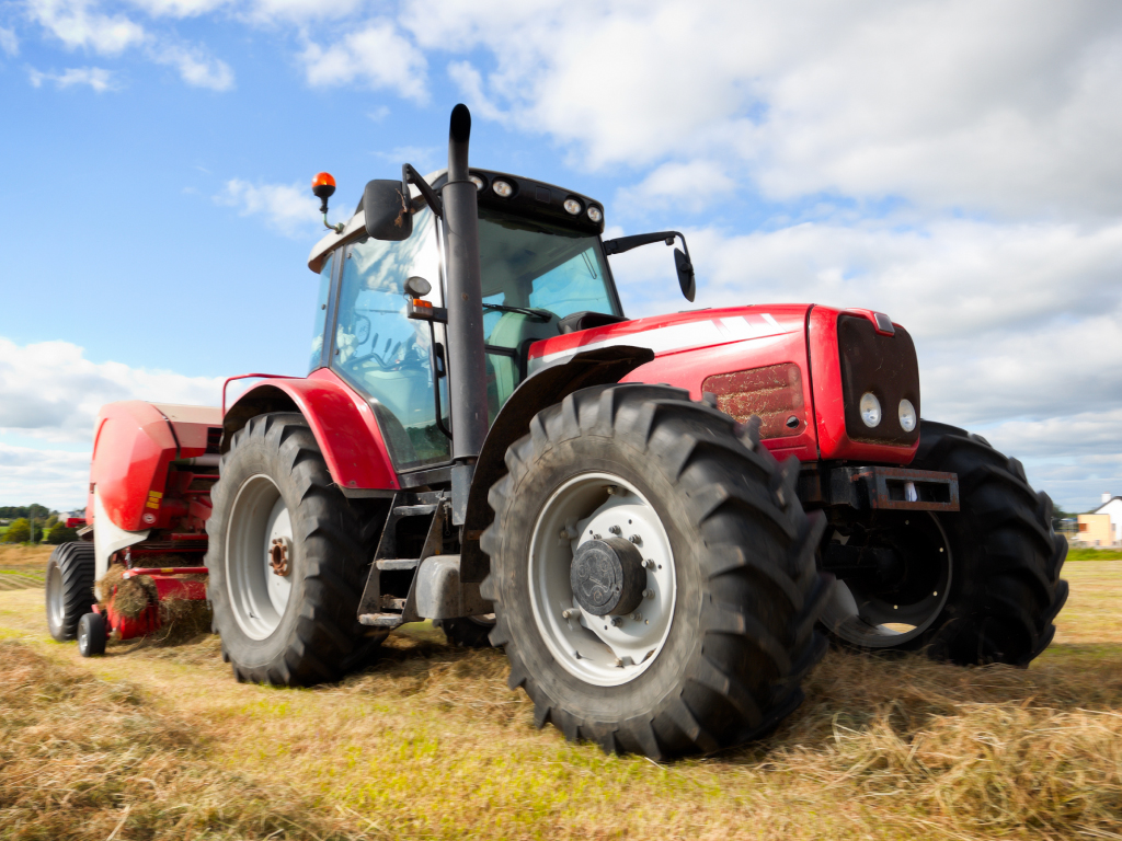 Zderzenie pojazdów było tak silne, że traktor rozpadł się na dwie części, a auto osobowe wpadło do rowu