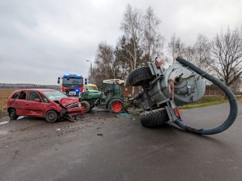 wypadek, auto, ciągnik, przyczepa asenizacyjna