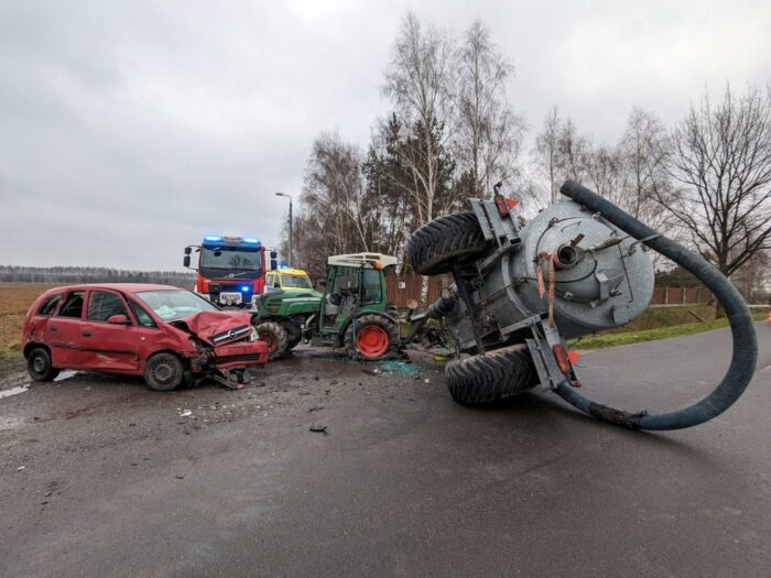 wypadek, auto, ciągnik, przyczepa asenizacyjna