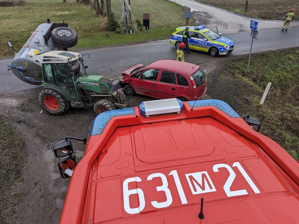 wypadek, auto, ciągnik, przyczepa asenizacyjna