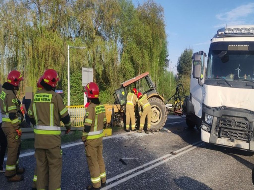 zderzenie, zdarzenie drogowe, ciągnik, ciężarówka