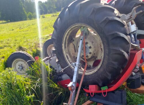 prace gospodarcze, wypadek, wywrócony ciągnik, śmierć traktorzysty