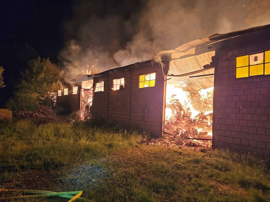 pożar, budynek gospodarczy, słoma, baloty