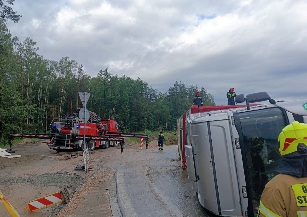 zdarzenie drogowe, wywrócona ciężarówka, przewóz bydła, krowy