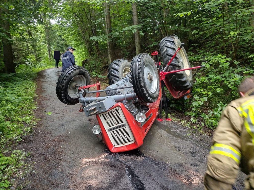 wypadek, wywrócony ciągnik, śmierć traktorzysty, akcja ratunkowa