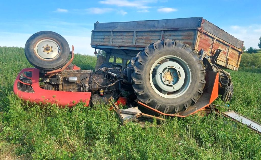 wypadek, prace polowe, wywrócony ciągnik, ranny traktorzysta