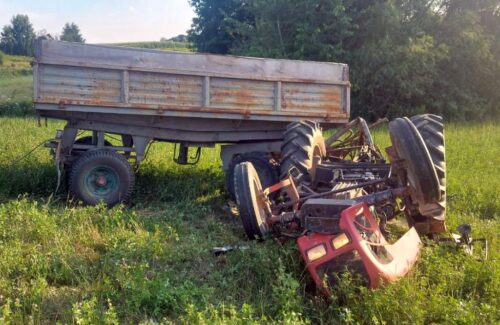 wypadek, prace polowe, wywrócony ciągnik, ranny traktorzysta