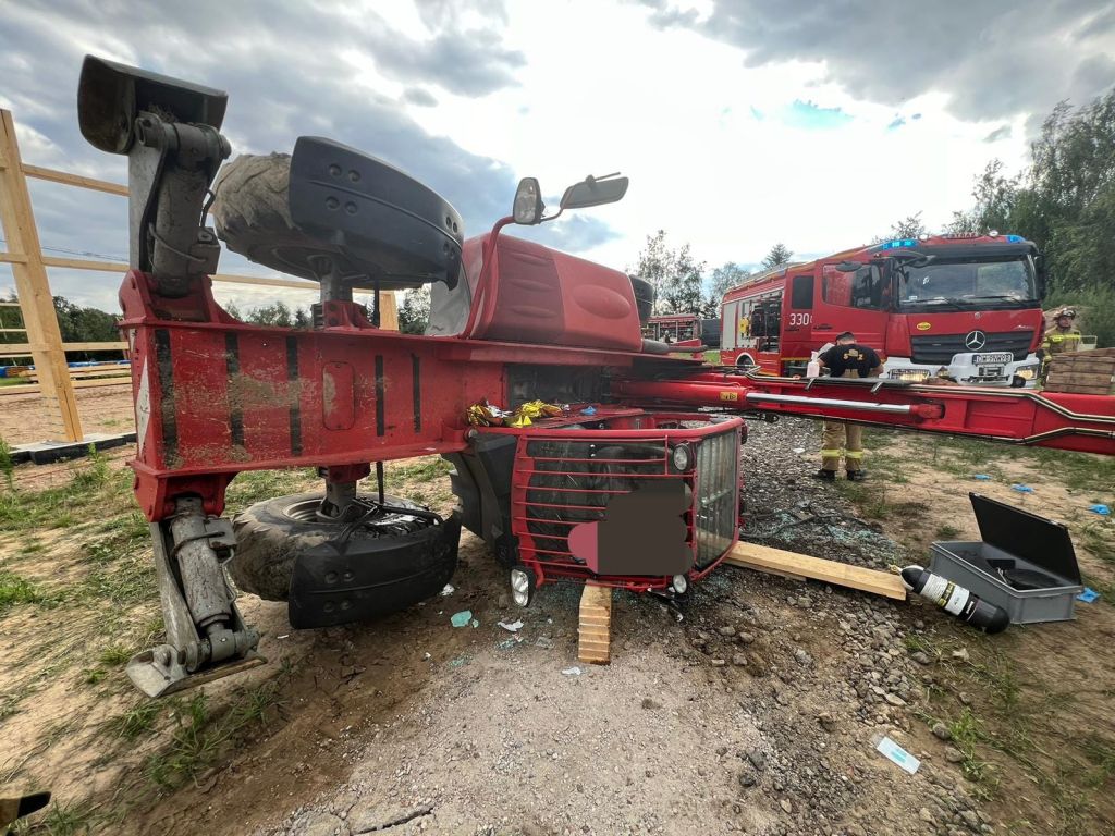 wypadek, ładowarka, wywrócona ładowarka, przygniecenie