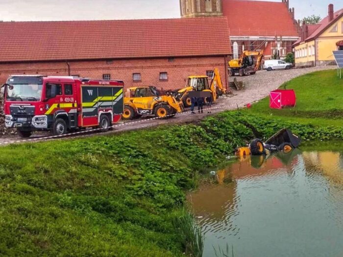 wypadek, wywrócona ładowarka, staw, śmierć mężczyzny
