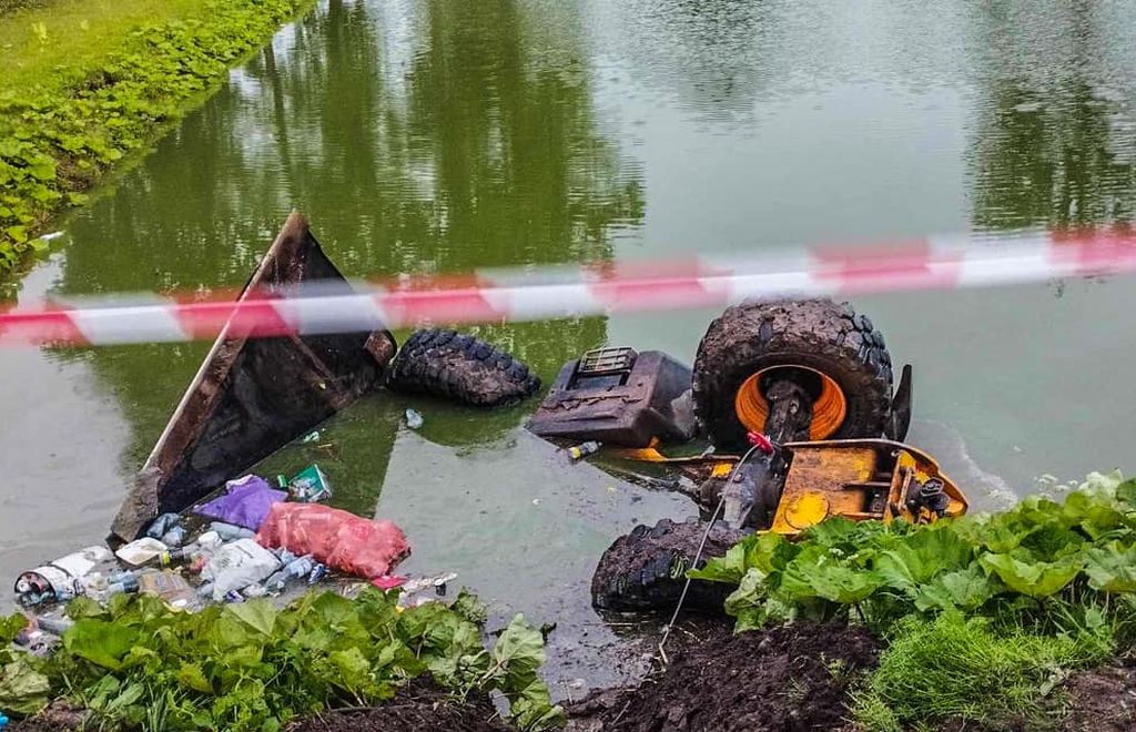 wypadek, wywrócona ładowarka, staw, śmierć mężczyzny