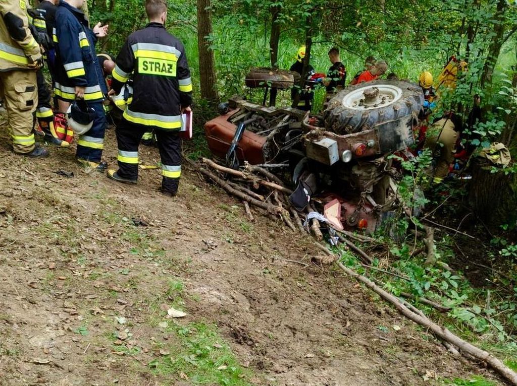 zwózka drewna, wypadek w lesie, wywrócony ciągnik, ranny traktorzysta