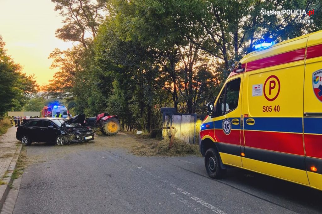 wypadek, zdarzenie drogowe, auto, ciągnik