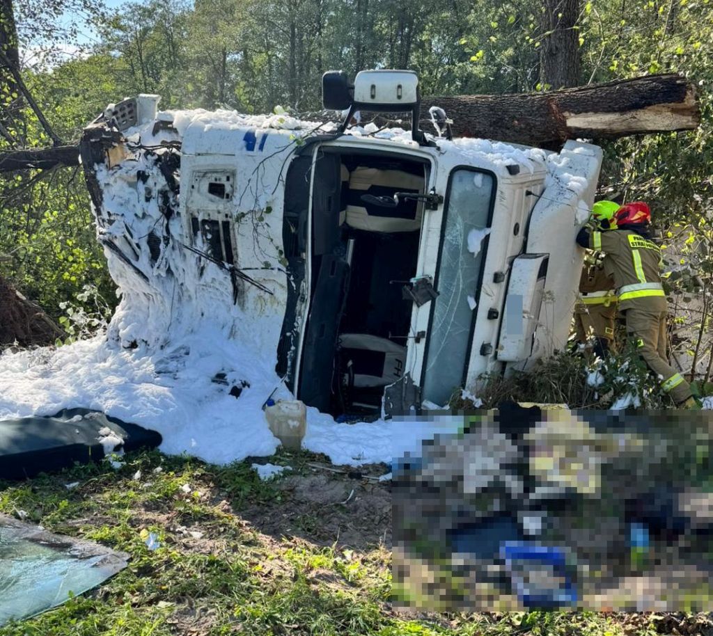zdarzenie drogowe, wypadek, wywrócona ciężarówka, zboże