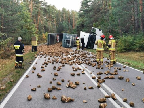 kolizja, zestaw ciężarowy, ciężarówka, buraki cukrowe