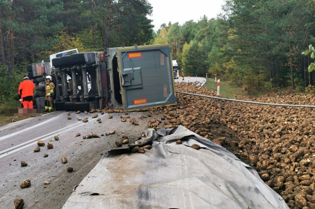 kolizja, zestaw ciężarowy, ciężarówka, buraki cukrowe